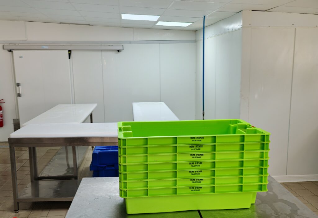 Vue du laboratoire MM FISH à Wissous et de ses tables de préparation