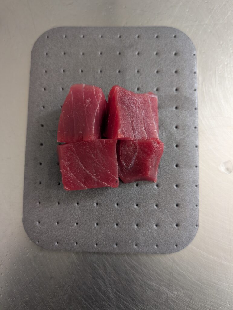 Quatre portions de poisson découpées à grammage régulier dans l’atelier MM FISH