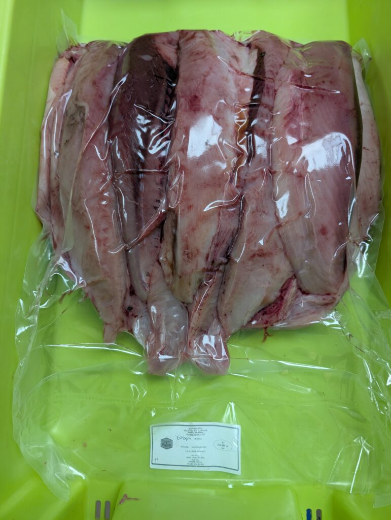 Plusieurs filets de poisson conditionnés sous vide dans un même sachet chez MM FISH